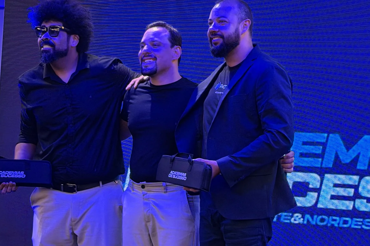 Gleidson Andrade no palco do evento Academia de Sucesso Norte & Nordeste
