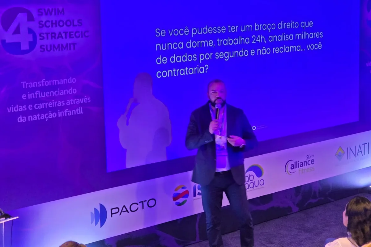 Gleidson Andrade no palco do Swim Schools Strategic Summit / INAI