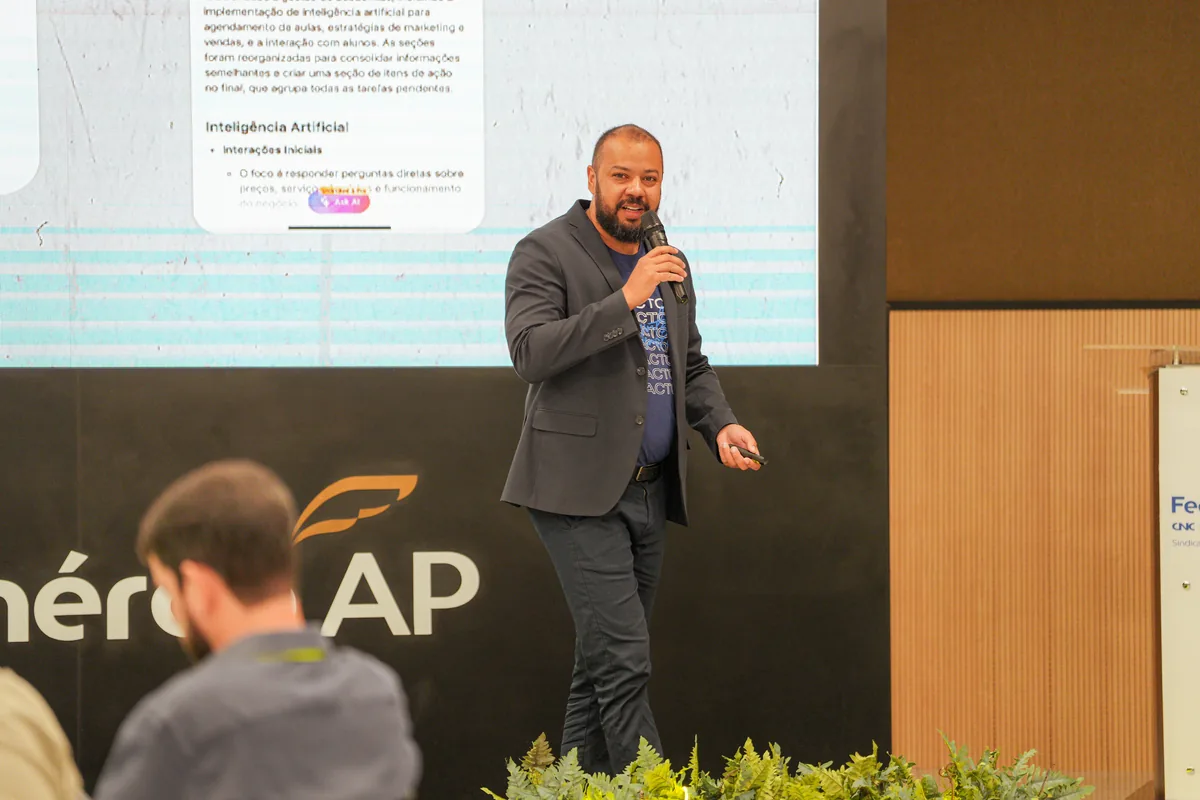 Gleidson Andrade palestrando para plateia no encontro do SESC / Fecomércio