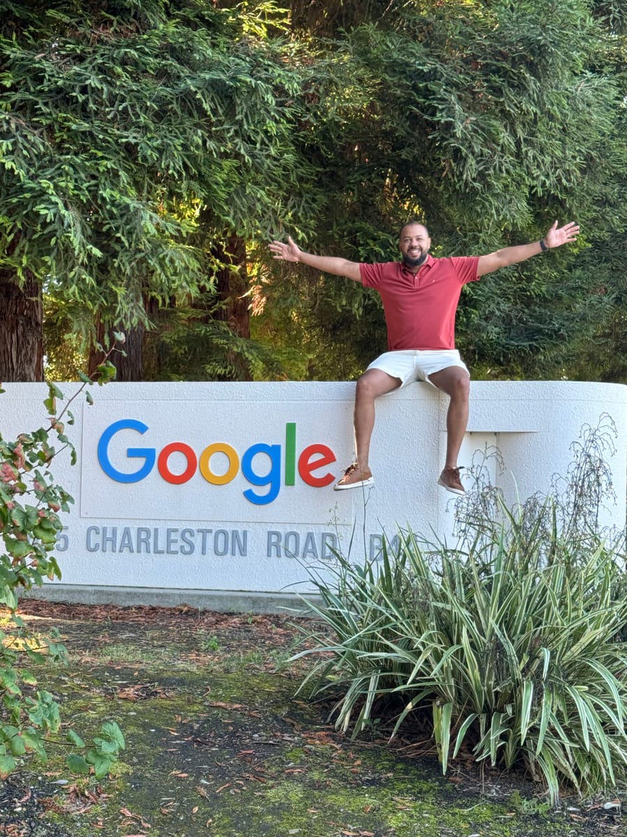Gleidson Andrade sobre o letreiro do Google na Charleston Road, campus do Google em Mountain View, Califórnia