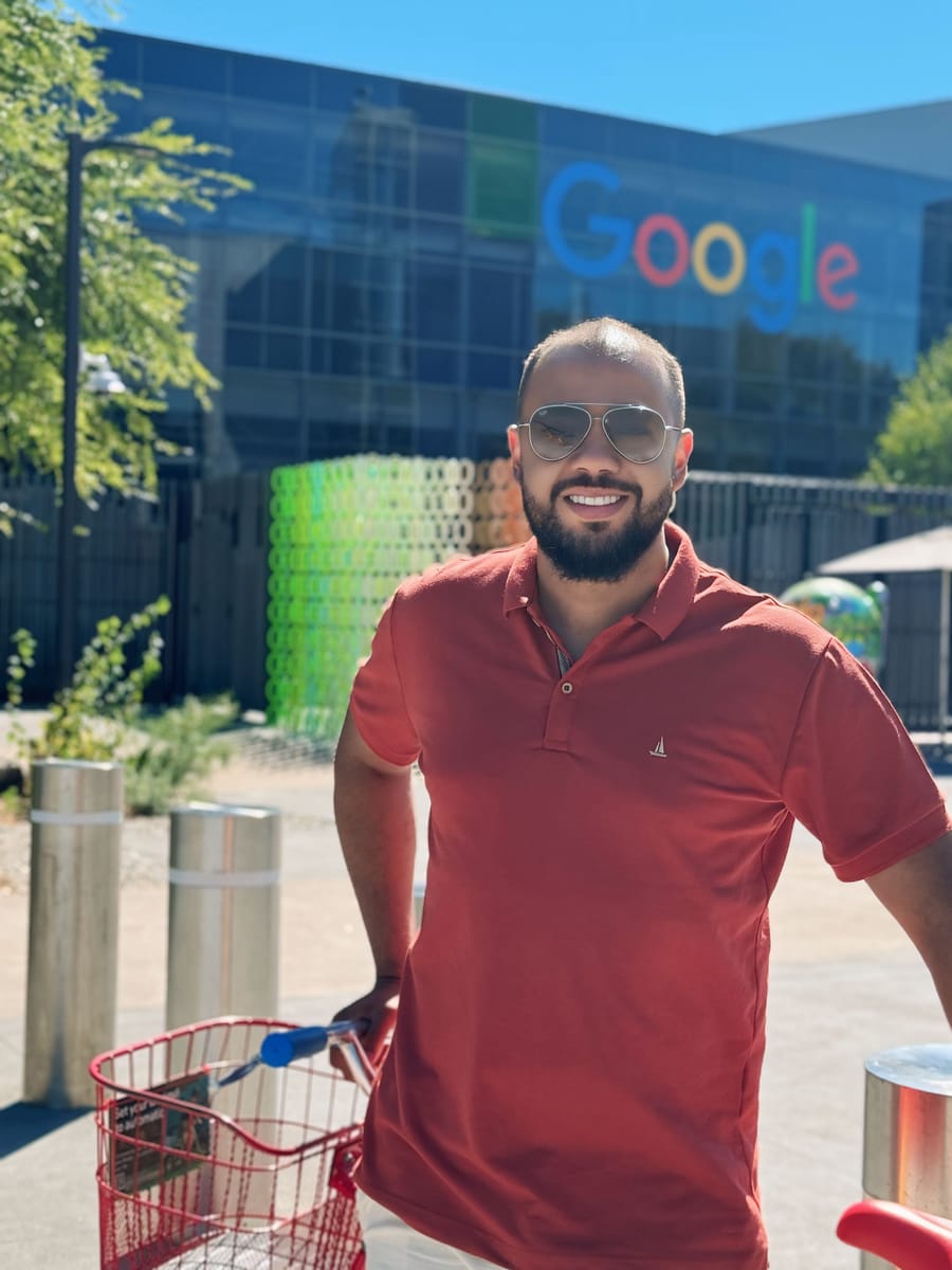 Gleidson Andrade em frente ao edifício do Googleplex, sede do Google em Mountain View, Califórnia