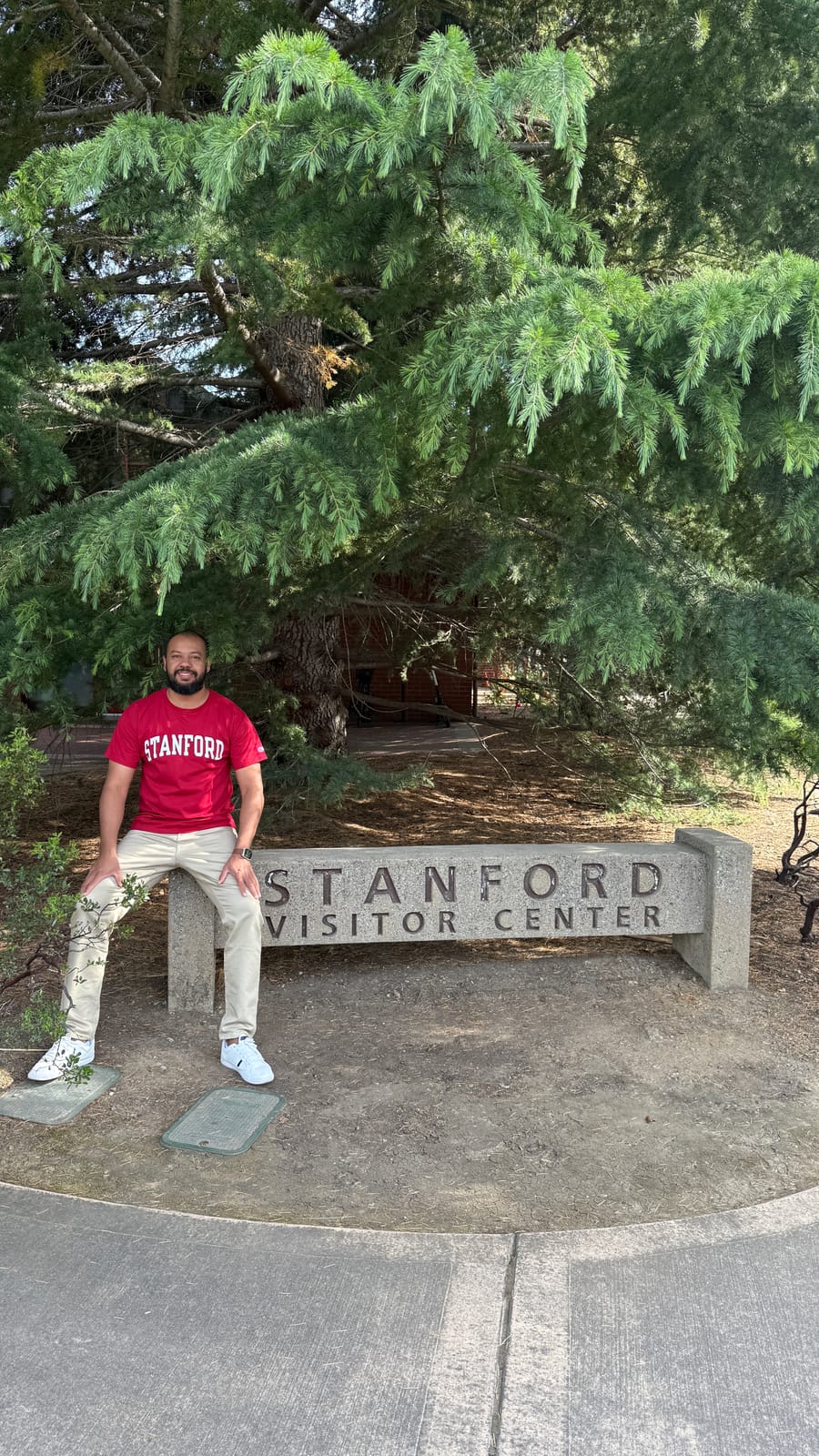 Gleidson Andrade no letreiro do Stanford Visitor Center, na Universidade de Stanford, berço do Vale do Silício