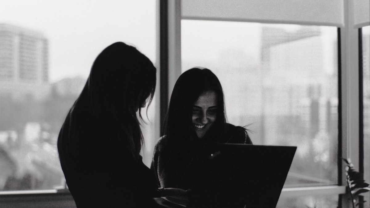 O futuro do trabalho com IA: quais profissões mudam, o que continua valioso e como se preparar sem pânico