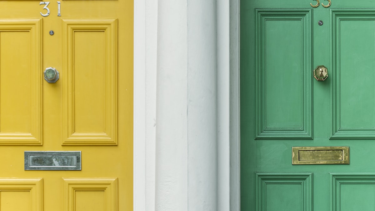 Duas portas lado a lado, uma verde e uma amarela — metáfora das duas escolhas diante da inteligência artificial: acreditar no mito ou testar a verdade