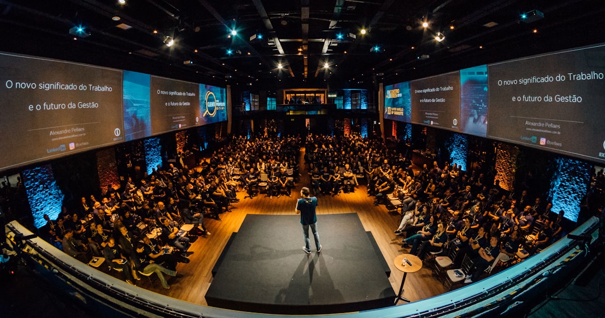 Palestrante no palco diante de uma grande plateia — Cerrado Innovation Summit e a maturidade da IA no varejo goiano