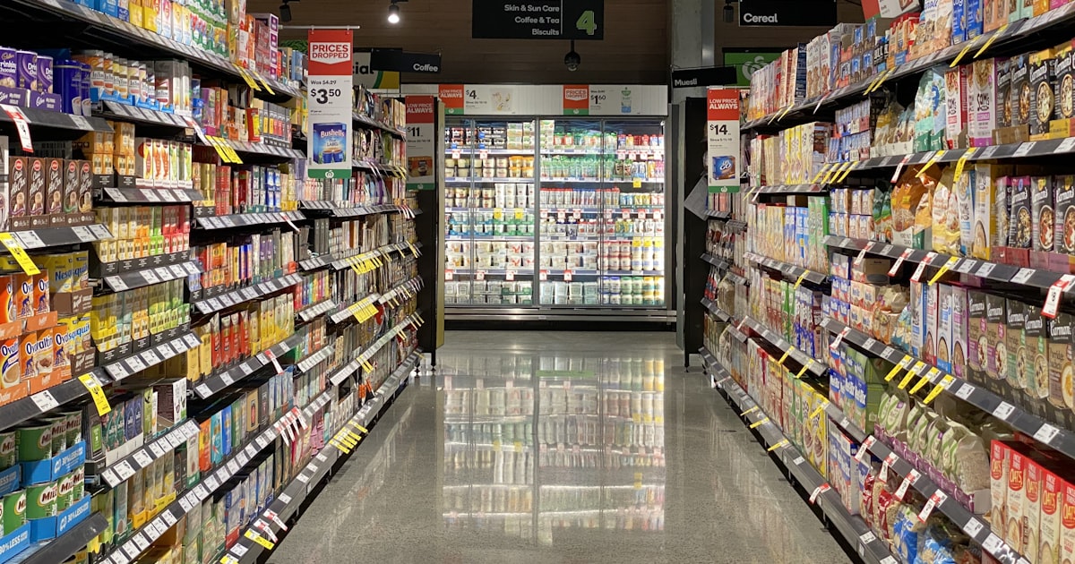Corredor de supermercado com prateleiras abastecidas — IA aplicada ao varejo goiano