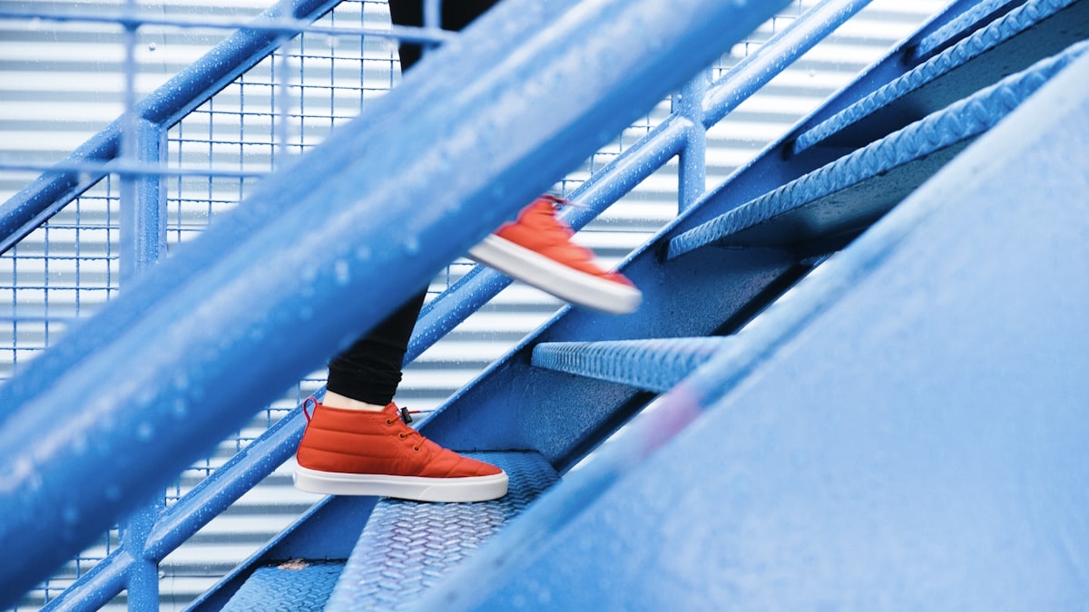Pessoa subindo uma escada azul, um degrau de cada vez — o primeiro passo com um agente de IA